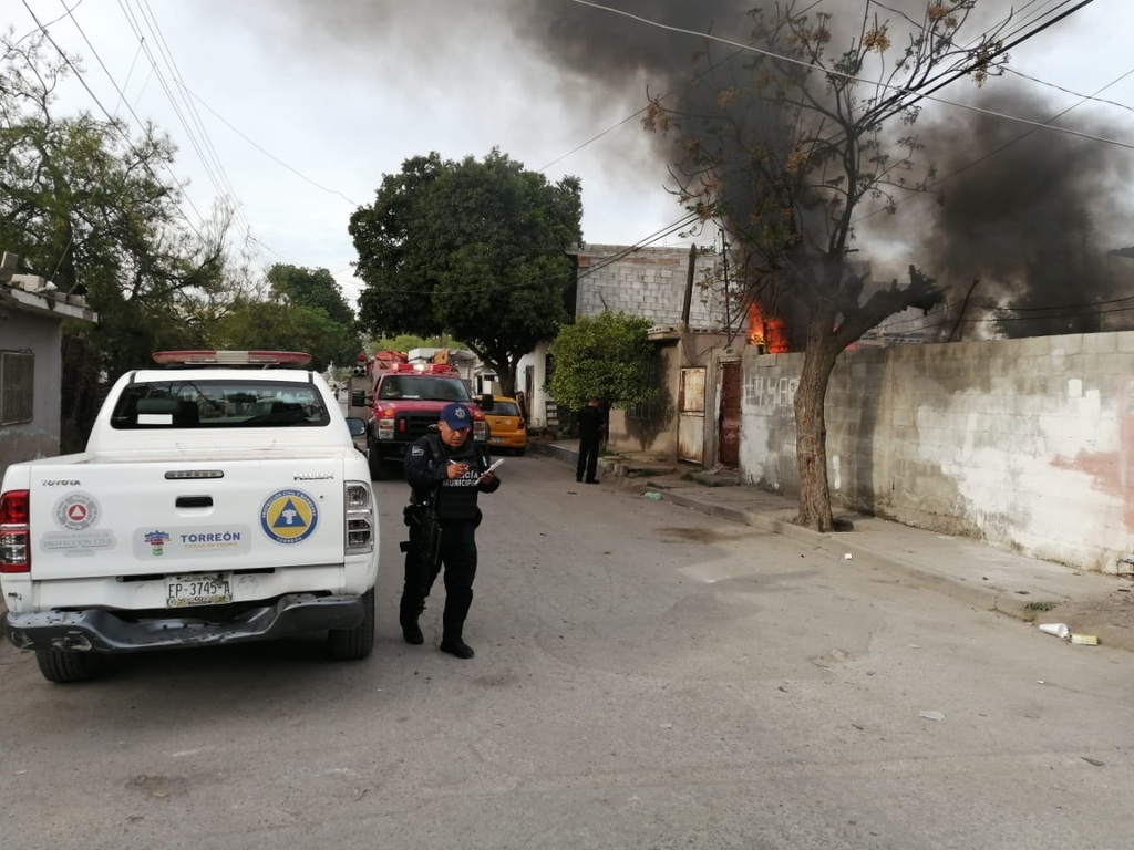 Familia quema basura en el patio de su casa y fuego se sale de control; del incendio no se reportaron heridos. (EL SIGLO DE TORREÓN)