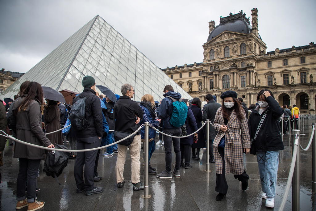 La torre Eiffel, el museo de Louvre y el palacio de Versalles anunciaron este viernes el cierre de sus puertas por un periodo indefinido a causa de la pandemia del coronavirus. (ARCHIVO)