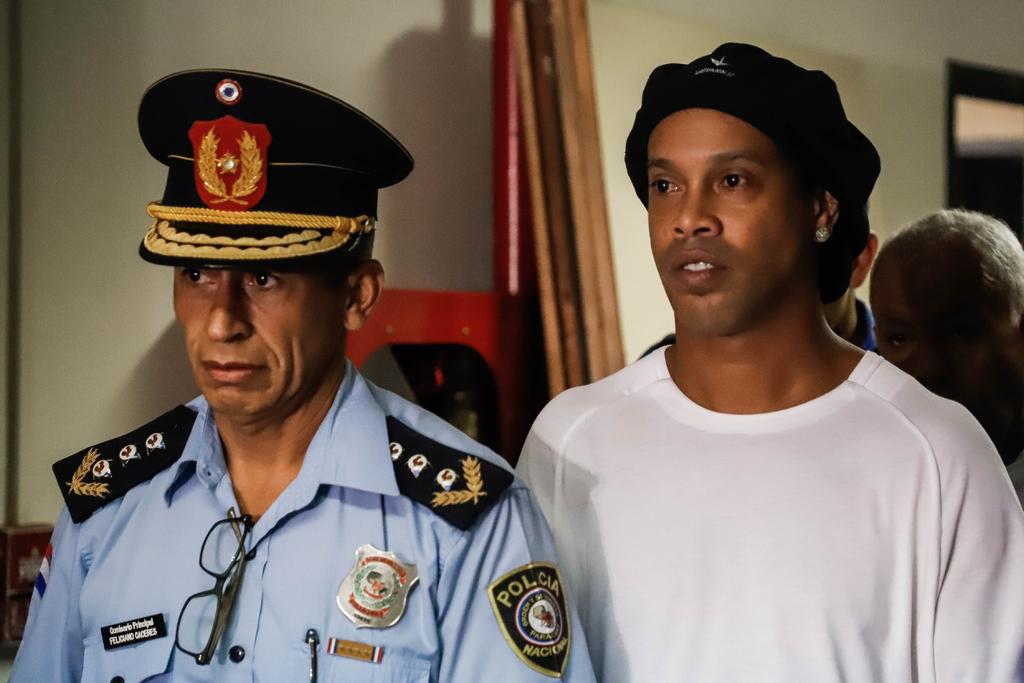 Ronaldinho y su hermano cumplirán esta noche su séptima jornada de internamiento en la Agrupación Especializada. (ARCHIVO)
