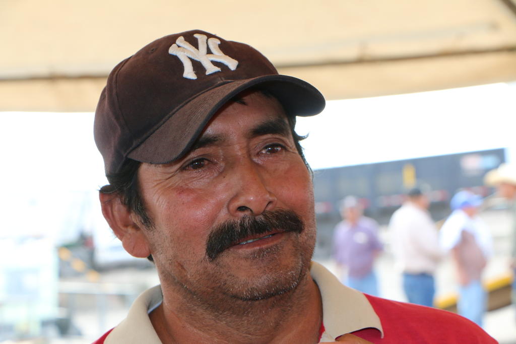 Fortunato Robles, tienen 54 años, es originario de Sabinas, labora en perforadora y actualmente se ha unido a la manifestación de personas que laboran en diversos rubros relacionados con la industria del carbón. (EL SIGLO COAHUILA)