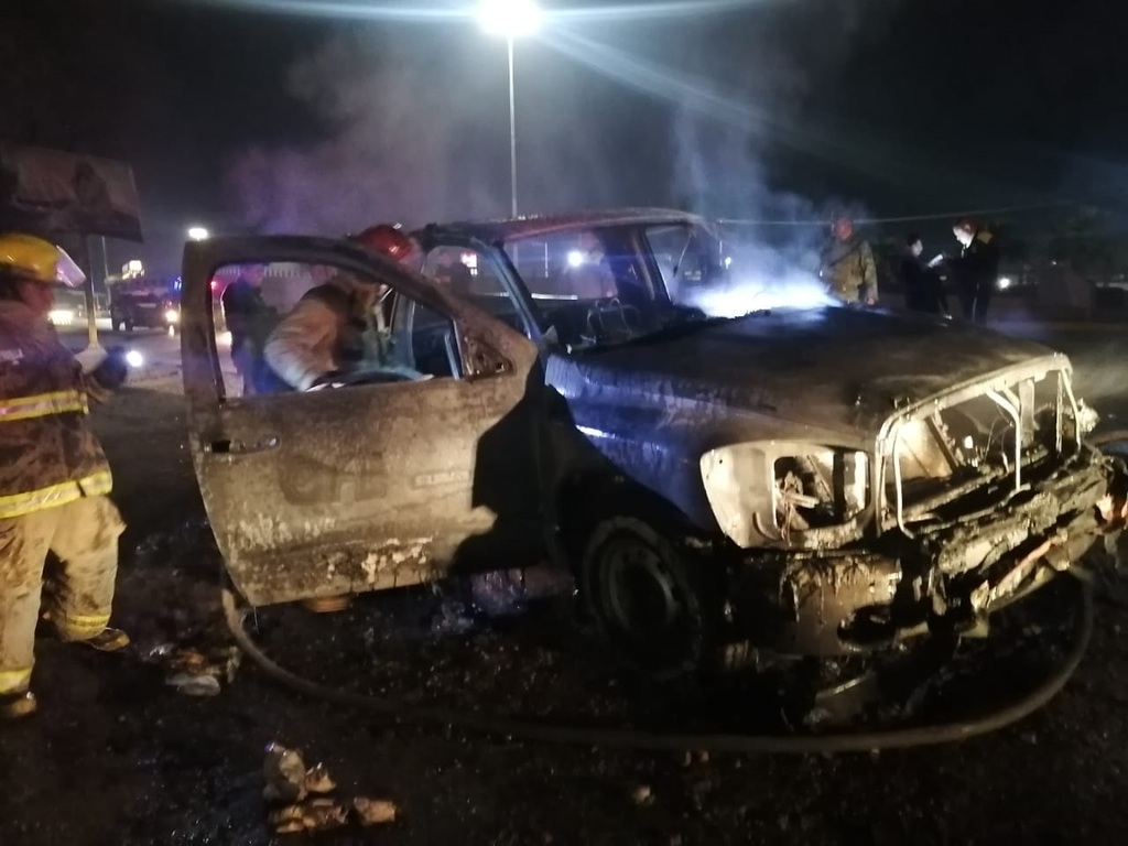 El personal del departamento de Bomberos de Gómez Palacio se encargó de sofocar el incendio del vehículo.