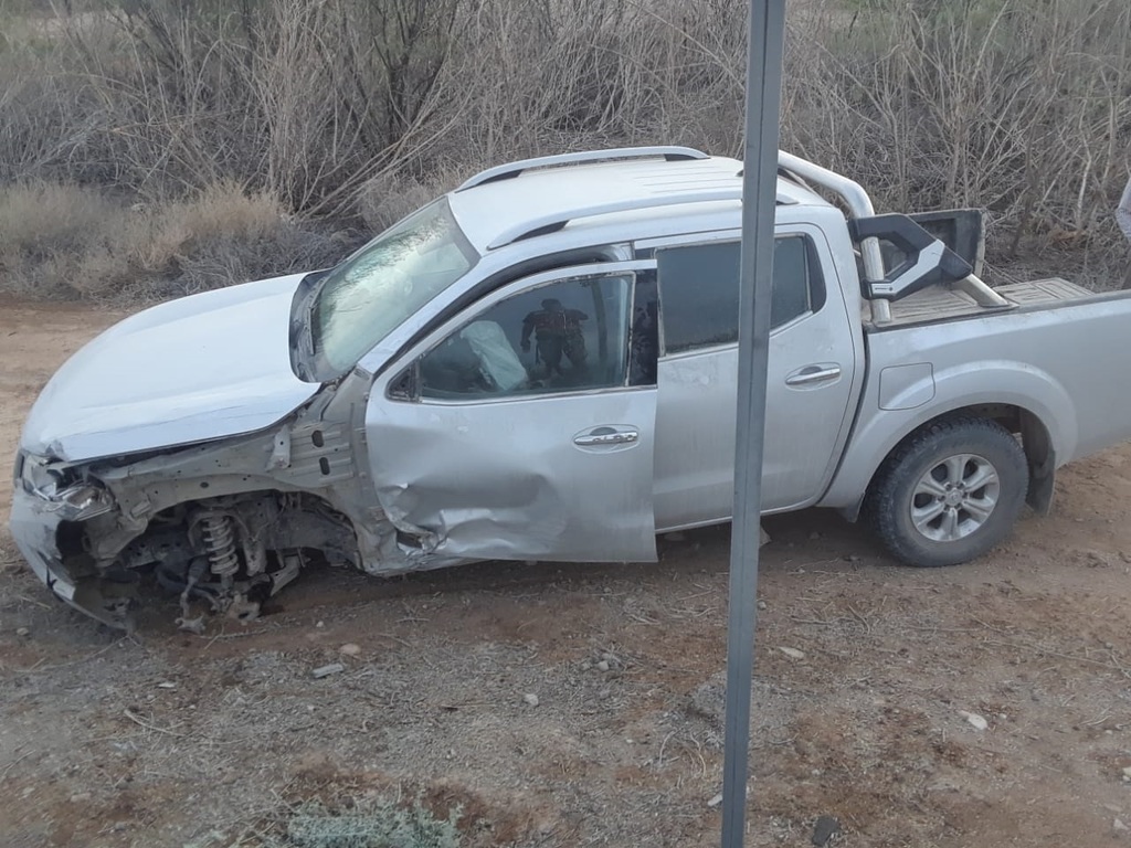 El vehículo terminó a un costado de la carretera Gómez Palacio-Jiménez sin una de sus llantas delanteras.
