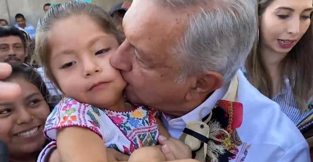En un video subido a sus redes sociales, en su camino de Ometepec a Xochistlahuaca, se observa al titular del Ejecutivo repartir besos y abrazos a menores y mujeres que lo esperaban al paso de su camino a esta comunidad amuzga. (ESPECIAL)
