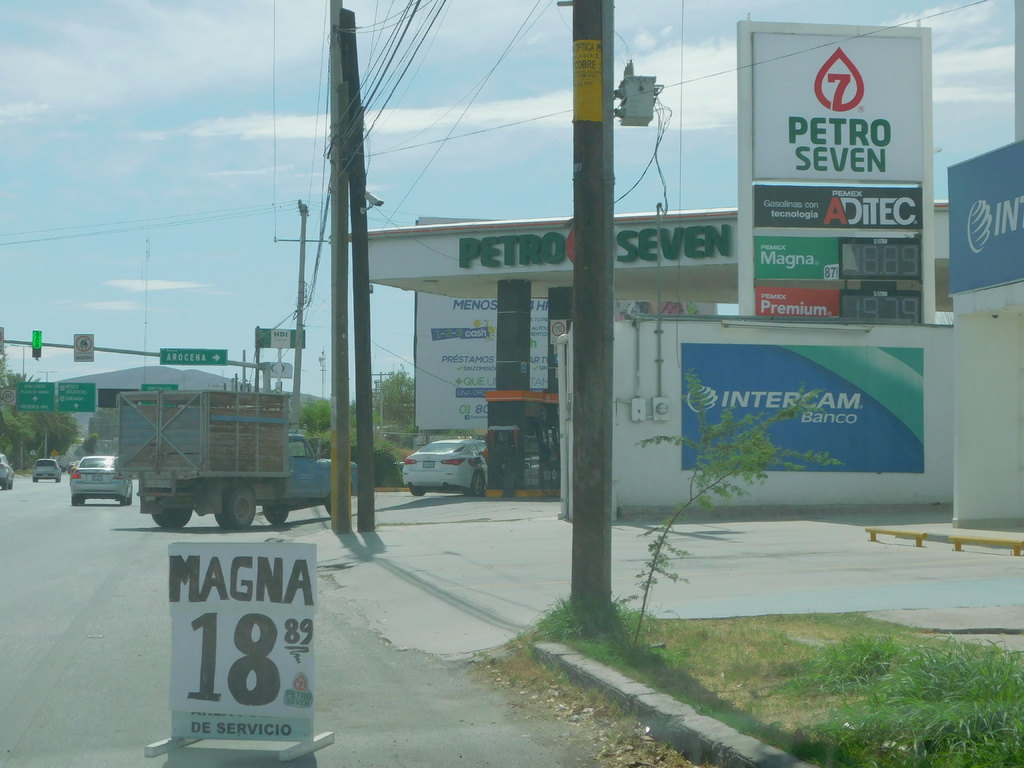 Algunas estaciones de servicio ofrecen la gasolina magna en 18.89 pesos el litro. (BEATRIZ A. SILVA)