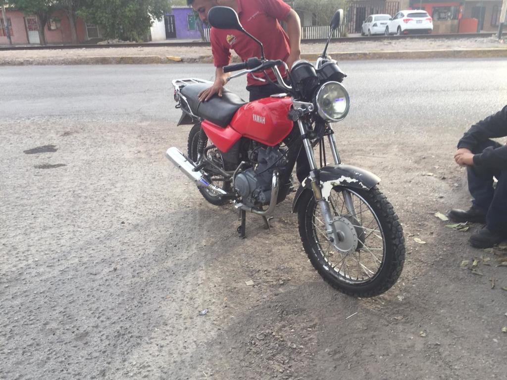 El joven de 18 años de edad viajaba a bordo de una motocicleta de la marca Italika de color rojo. (EL SIGLO DE TORREÓN)