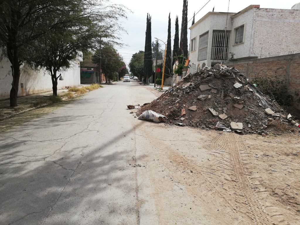 Habitantes de la colonia Centro en Ciudad Lerdo señalan que las obras tienen dos meses y el polvo afecta su calidad de vida. (EL SIGLO DE TORREÓN)
