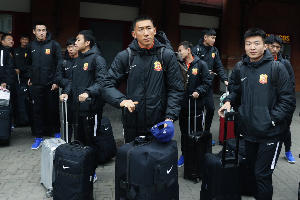 Jugadores del club Wuhan Zall de China llegan a la estación de trenes de Atocha, en Madrid, el pasado 29 de febrero.