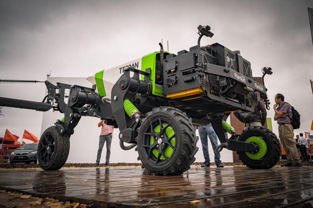 La firma argentina Plantium presentó a Terran, su nuevo robot agrícola, completamente autónomo, eléctrico y amigable con el medio ambiente y la biodiversidad. (FACEBOOK)