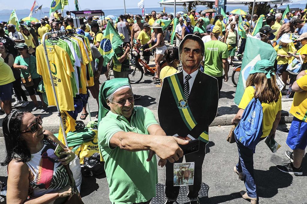 Ni siquiera el inicio de las restricciones por el avance del COVID-19 les detuvo. Miles de defensores del presidente del país, Jair Bolsonaro, marcharon en varias ciudades brasileñas en favor del Gobierno y contra los poderes Legislativo y Judicial. (EFE)