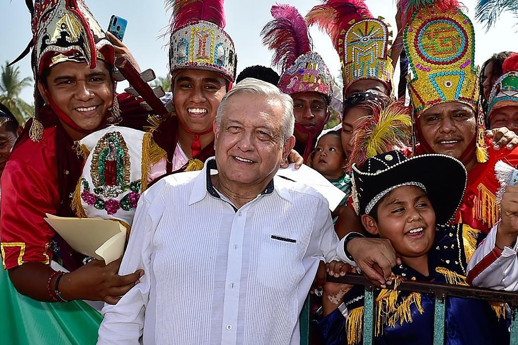 El mandatario Andrés Manuel López Obrador señaló en su gira por Guerrero que no fallará al pueblo en su afán de limpiar al Gobierno de la corrupción, en días que ha sido muy criticado por no poner el ejemplo en el tema del coronavirus.