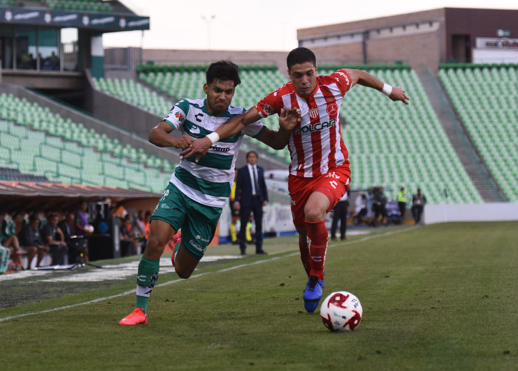 Eduardo Aguirre disputa el balón con José Doldán; el atacante lagunero tuvo un partido discreto en el Estadio Corona.