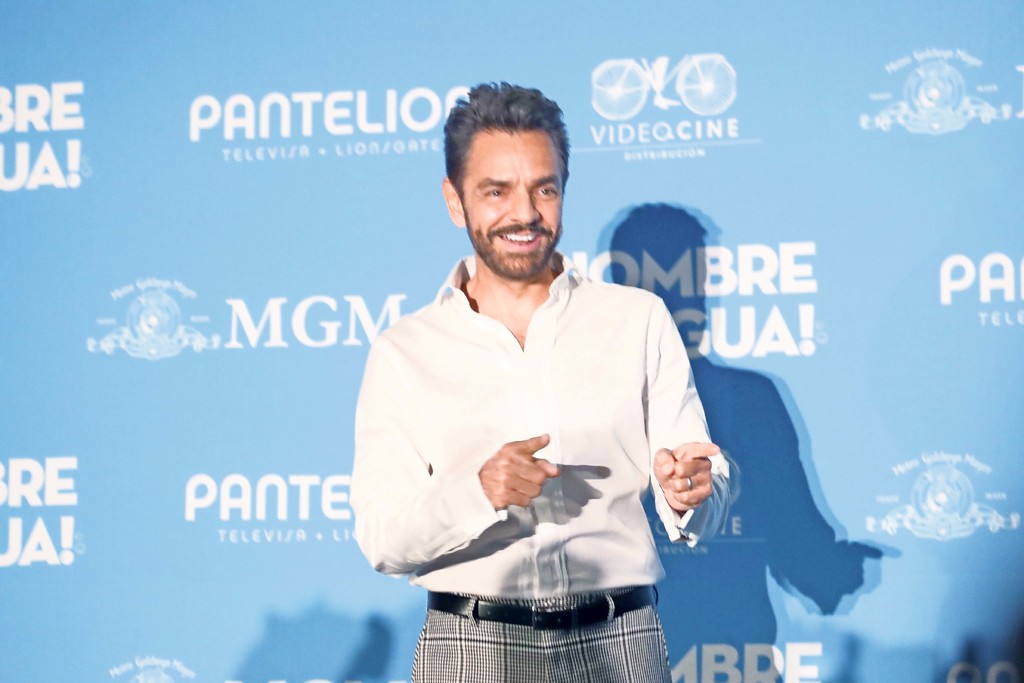 En divertida entrevista. El actor Eugenio Derbez le relata a su hijo José Eduardo cómo conoció a Victoria Ruffo. (ARCHIVO) 