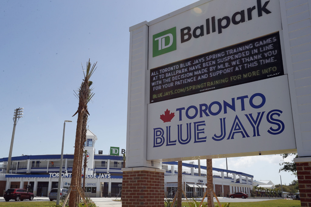 Los Azulejos de Toronto anunciaron con un cartel a las afueras de su estadio la postergación del inicio de temporada, luego que el comisionado Rob Manfred lo hiciera oficial tras dialogarlo con los dirigentes de los equipos. (AP)
