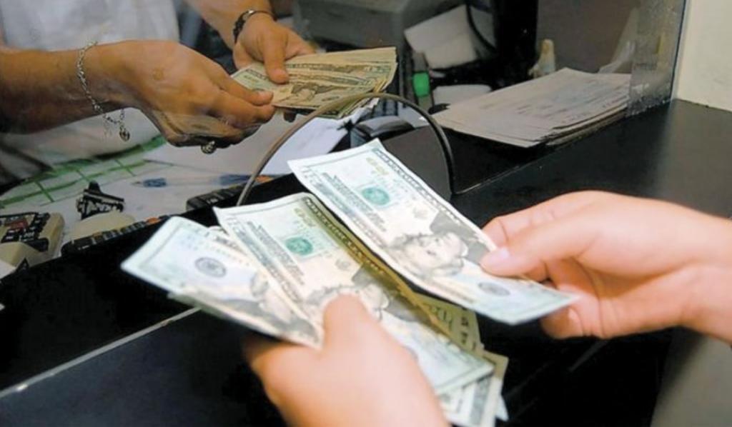 En este momento la divisa al mayoreo se intercambia justo en 23 pesos, de acuerdo con información de la agencia Bloomberg. (ARCHIVO)