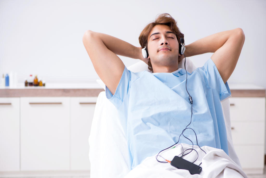 La música podría reducir la necesidad se sedantes, ayudar a tener menos días de delirio y mantener más despiertas a las personas gravemente enfermas en unidades de cuidados intensivos. (ARCHIVO) 
