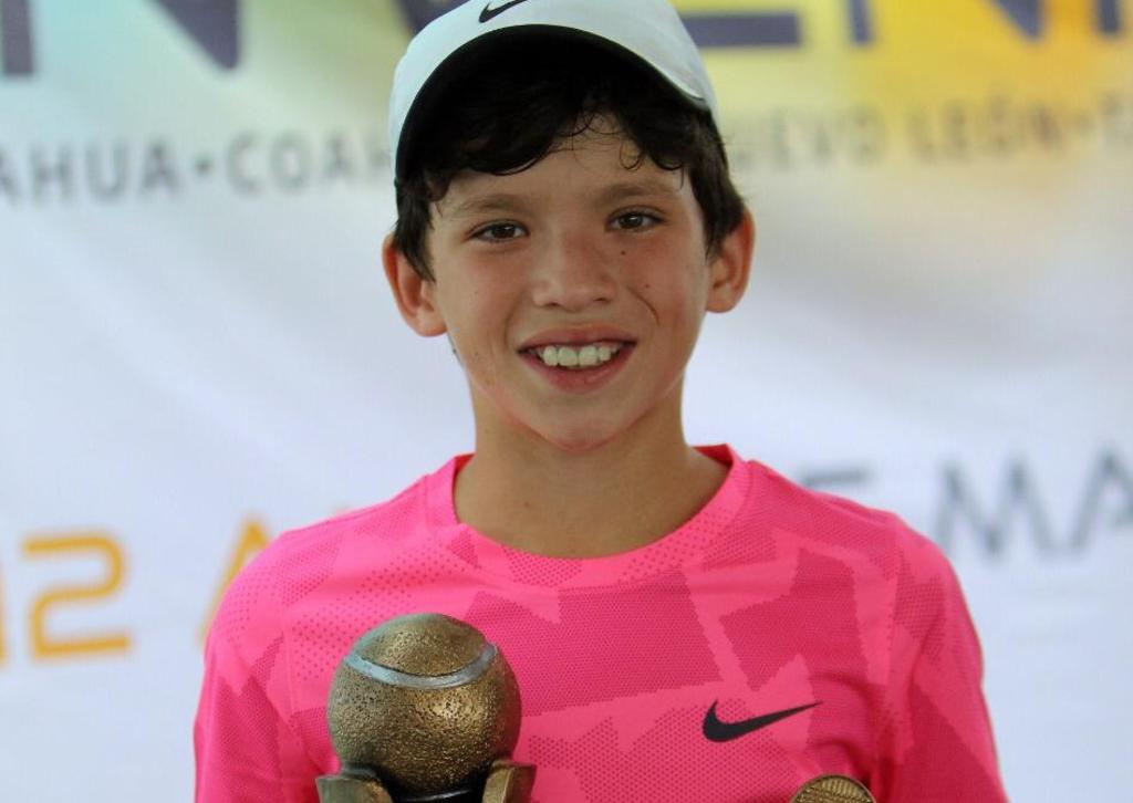El joven de 12 años de edad, Luis Andrés Flores Ávila, y que se entrena en el Club Campestre Torreón, lució en grande durante el torneo. (ARCHIVO)
