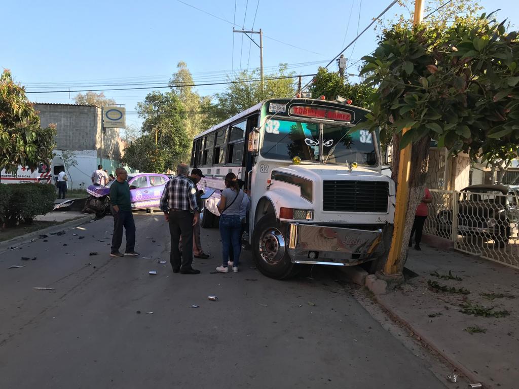 El taxi se impactó contra el autobús de pasajeros, el cual se proyectó contra un árbol y el poste de una luminaria. (EL SIGLO DE TORREÓN)