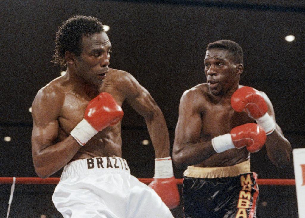 Roger Mayweather (d) se enfrenta a Harold Brazier, en una pelea por el título superligero del CMB en 1988. (ARCHIVO) 