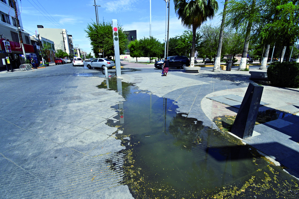 El agua recorrió varios metros; pasó por la avenida Morelos y Palacio Federal hasta llegar a la avenida Juárez. (FERNANDO COMPEÁN)
