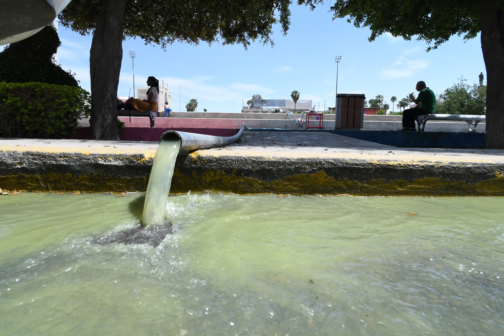 Con una bomba hidroneumática, los trabajadores municipales dejaron salir el agua sucia desde las fuentes de la Plaza Mayor. (FERNANDO COMPEÁN)