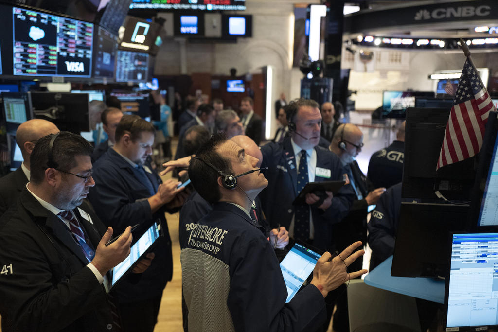 Wall Street abrió este miércoles con caídas en torno al 5 % y su principal indicador, el Dow Jones, perdía un 5.71 % en reacción al potencial plan de estímulo fiscal del Gobierno de Estados Unidos para combatir el impacto económico del coronavirus. (AP)