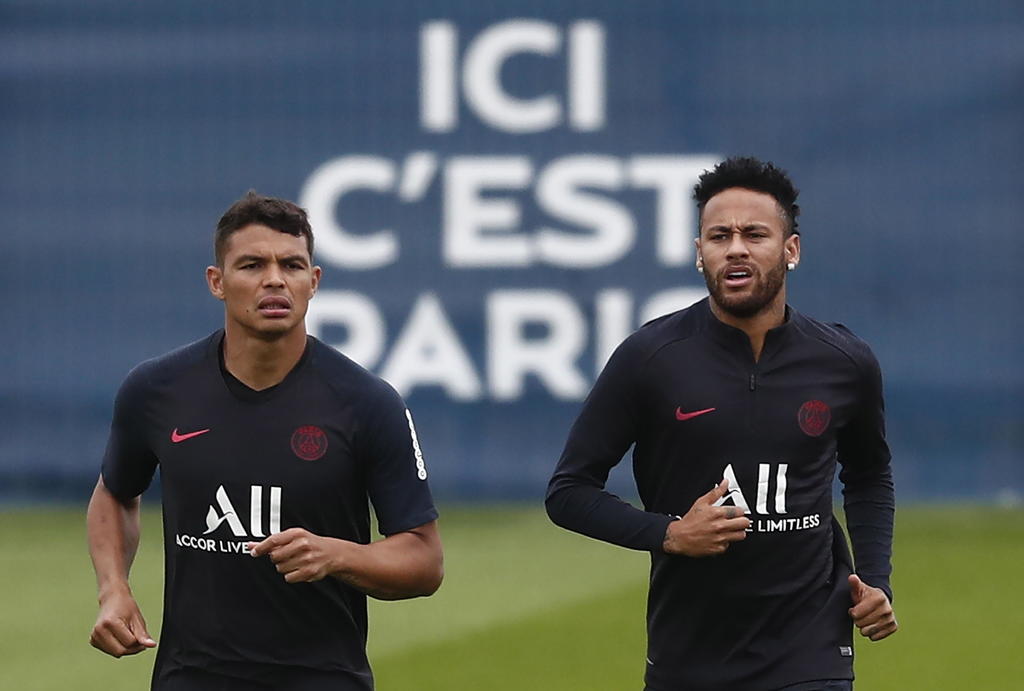  Neymar y Thiago Silva han vuelto a su país justo antes del inicio este miércoles de dos semanas de confinamiento en Francia. (ARCHIVO)