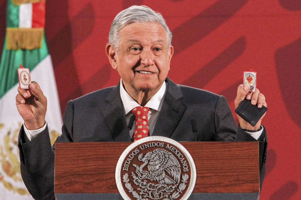 López Obrador presumió que su 'escudo protector' contra el coronavirus es la honestidad y el no permitir la corrupción, pero también sus amuletos como la oración 'Detente enemigo, que el corazón de Jesús está conmigo'. (NOTIMEX)