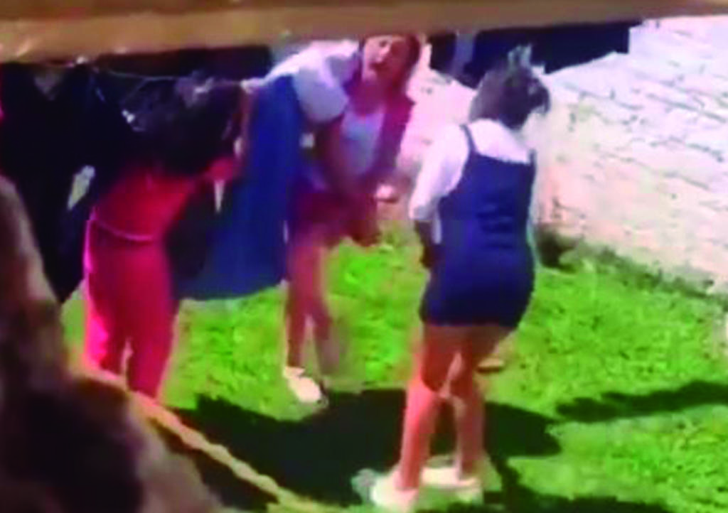 Video Mamá Golpea Con Un Palo A Sus Hijas Por Matar A Un Conejo El Siglo De Torreón