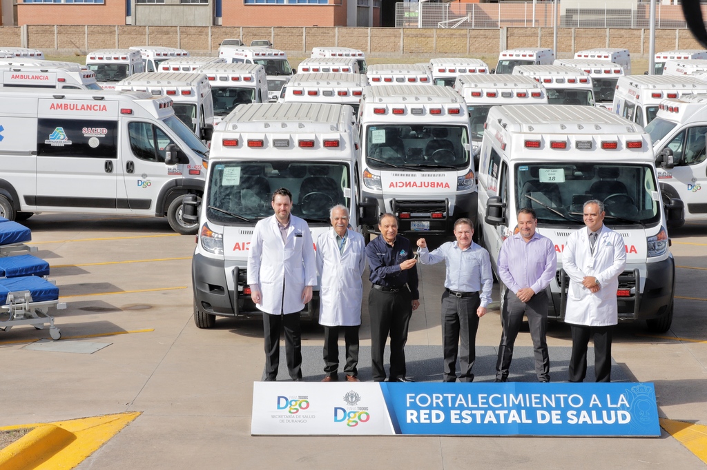 En la imagen se encuentra José Rosas Aispuro entregando llaves de nuevas ambulancias y vehículos. (CORTESÍA) 