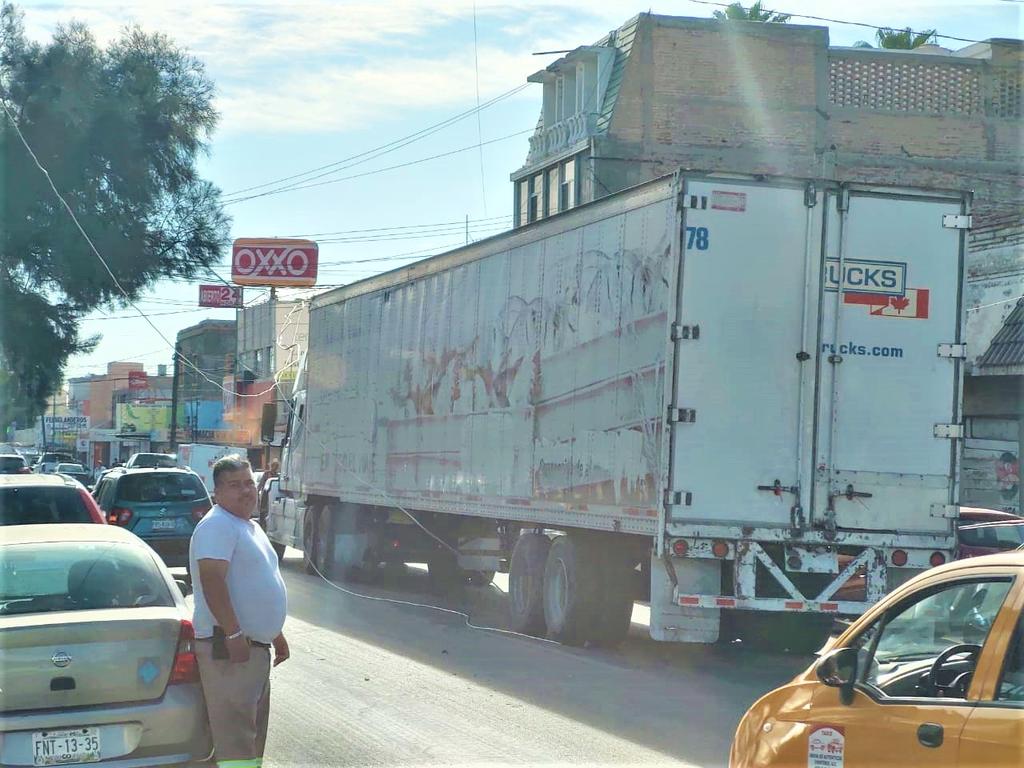 El conductor señaló que había acudido a dejar mercancía a uno de los supermercados de la ciudad, y ya iba de salida hacia Monterrey, cuando al pasar por dicha vía sucedió tal hecho. 
(EL SIGLO DE TORREÓN)