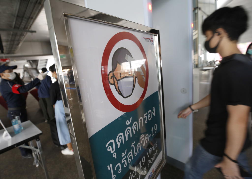 El gobierno de Tailandia impuso nuevas restricciones a los viajeros internacionales, que desde ahora requieren que las personas que arriban de otros países lleguen con certificados de salud que comprueben que no portan el coronavirus. (ARCHIVO) 