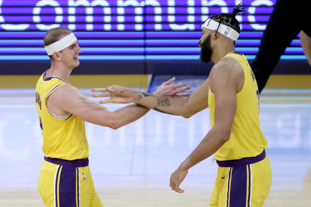 Mediante un comunicado oficial, los Lakers de Los Ángeles anunciaron que dos jugadores de la plantilla, dieron positivo en la prueba de Covid-19. (ARCHIVO)
