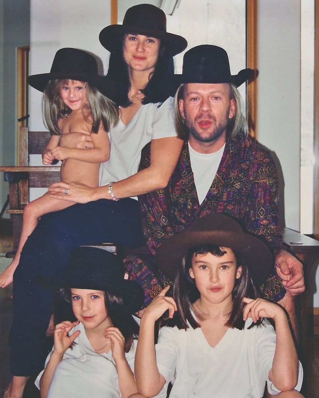 Detalle. Demi Moore felicita a su exesposo, Bruce Willis, con emotiva fotografía en donde aparecen sus tres hijas. (ESPECIAL) 