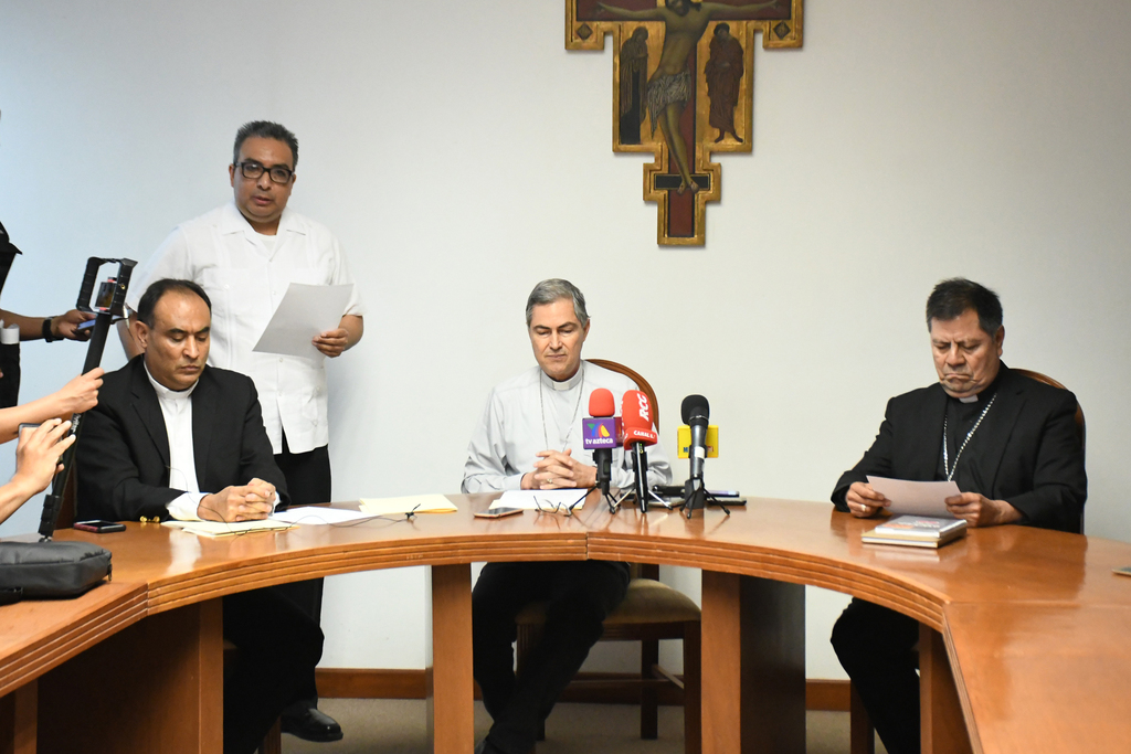 Anuncia obispo de Torreón junto con el vicario general de la Diócesis de Gómez Palacio las medidas a tomar por la contingencia. (FERNANDO COMPEÁN)