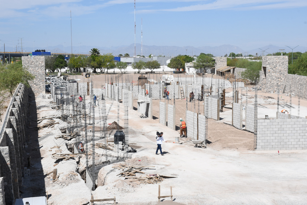 Se ha comenzado ya a levantar los muros de la guardería infantil para la DSPM de Torreón. (FERNANDO COMPEÁN)
