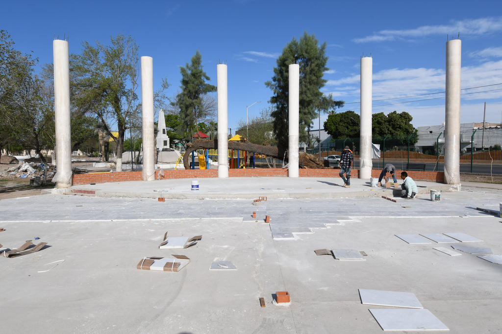 Se están terminando de instalar las seis columnas representativas de los Niños Héroes de Chapultepec, además de una explanada cívica de mármol.