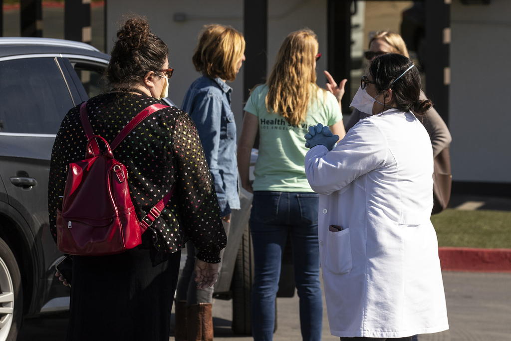 La medida entró en vigencia en los primeros minutos de este viernes, lo que significa que los californianos no deberían salir de casa excepto por cosas esenciales. (EFE)