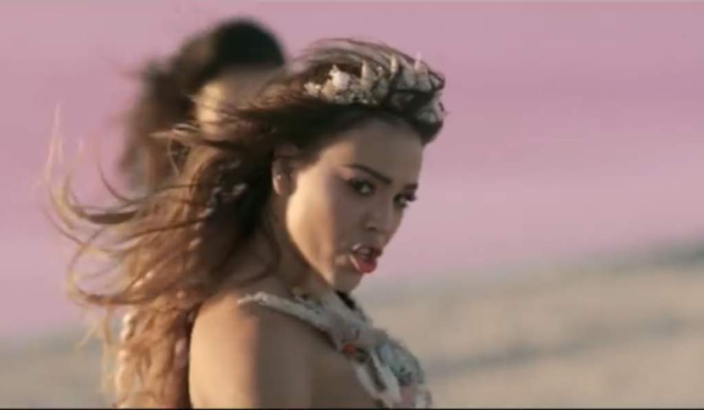 La cantautora mexicana Danna Paola, lanzó un video musical en versión extendida de Sodio, tema que publicó junto a su respectivo clip, un mes atrás. (ESPECIAL)