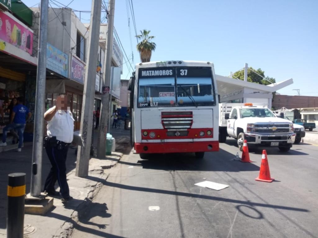 Bajo las llantas de un autobús de la ruta Torreón-Matamoros, perdió la vida un hombre de unos 62 años,que fue atropellado cuando intentaba cruzar el bulevar Revolución, a la altura de la calzada Colón. (EL SIGLO DE TORREÓN)