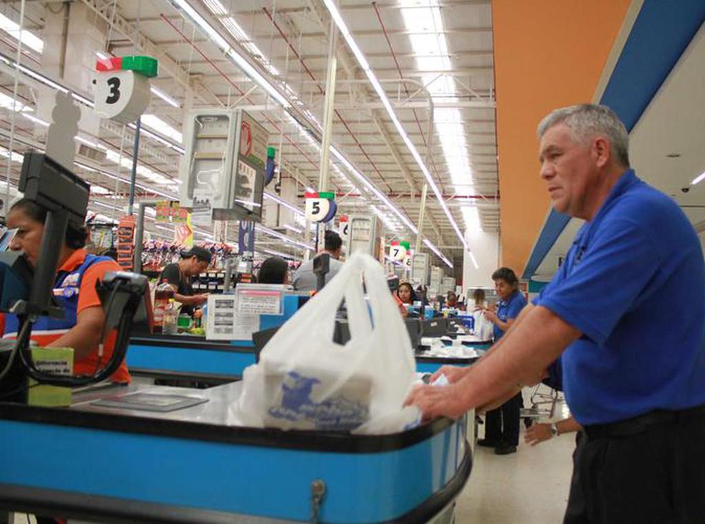 Las cadenas de supermercados Walmart y Soriana dejarán de tener empacadores de la tercera edad en sus sucursales temporalmente, ante la contingencia del coronavirus (COVID-19). (ESPECIAL)