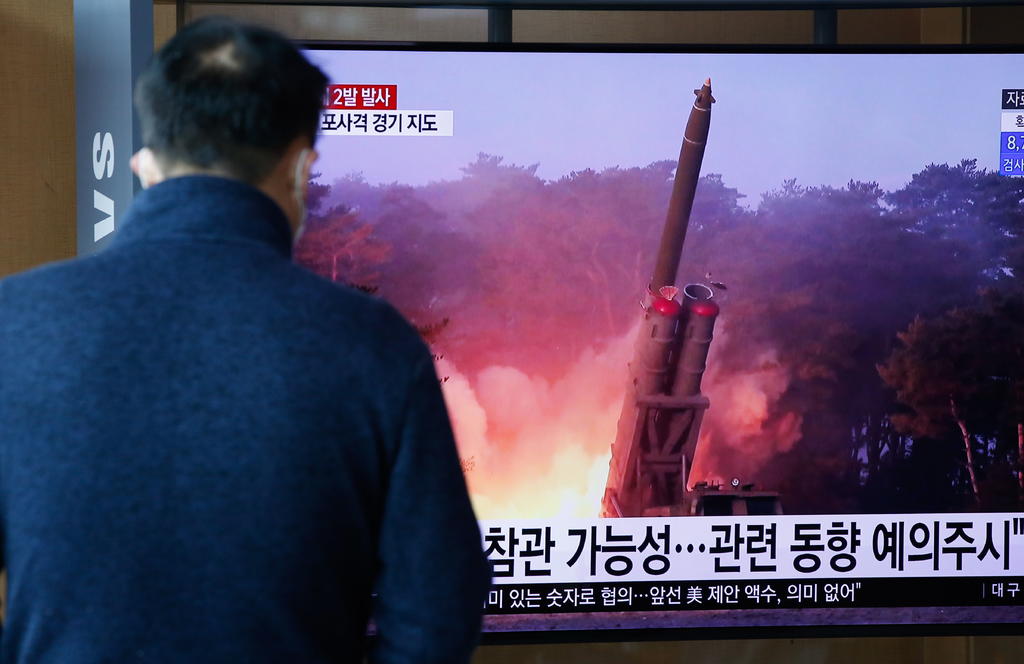 Es la tercera vez que Corea del Norte realiza una prueba de artillería en lo que va de marzo, cuando reanudó este tipo de test después de tres meses sin lanzar proyectiles. Pionyang suele abstener de realizar este tipo de ensayos durante el invierno. (EFE)
