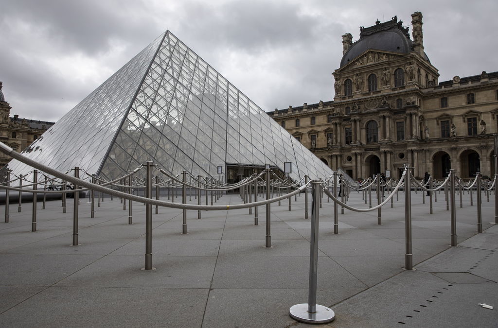 Respuesta. El Museo del Louvre, recinto nacional de Francia, fue de los primeros lugares en cerrar sus puertas como medida sanitaria por la contingencia que actualmente pone en jaque a la humanidad. (EFE)