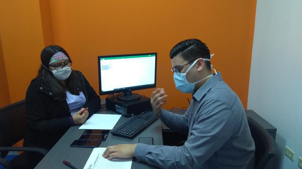 Ernesto González Silva, médico de la Dirección de Salud Municipal, detalló que el COVID-19 se contagia directamente de persona a persona, y para evitar el contagio hay que evitar el contacto y por ello se implementa esta nueva forma de consuta. (EL SIGLO COAHUILA)
