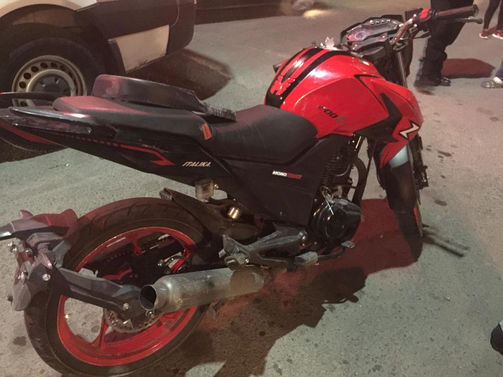 El joven lesionado viajaba a bordo de una motocicleta marca Italika de color rojo con negro. (EL SIGLO DE TORREÓN)