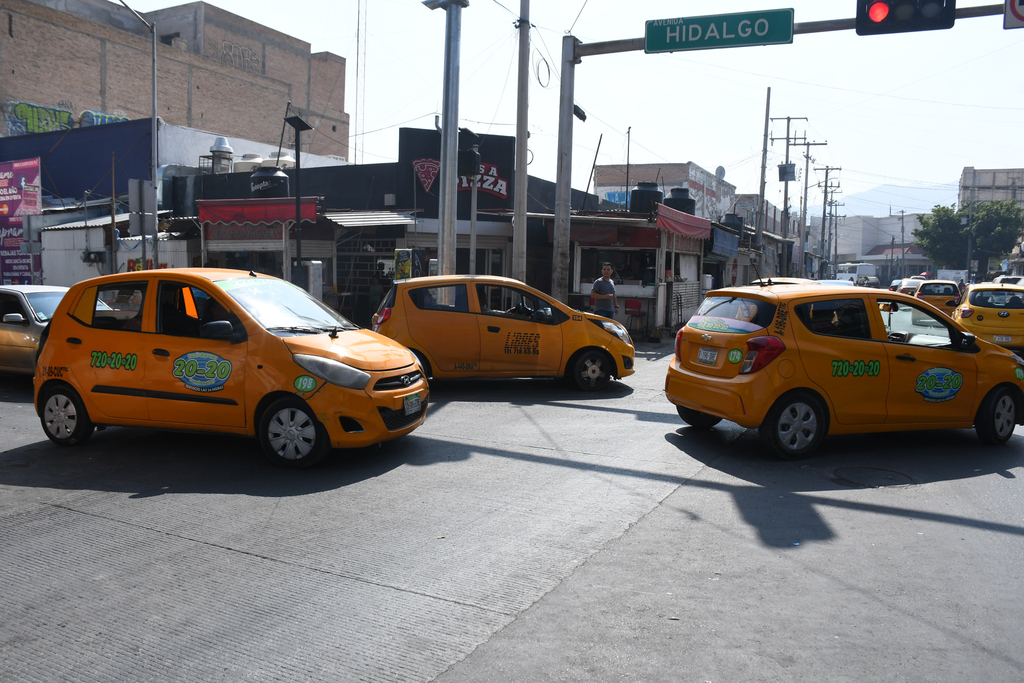 Afirman que concesionarios apoyan a choferes de taxis con descuentos de hasta el 35 por ciento en sus rentas diarias. (EL SIGLO DE TORREÓN)