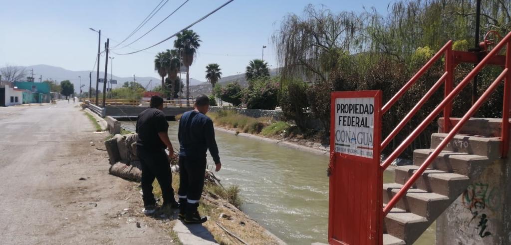 El reporte de una persona que supuestamente ingresó al canal en Lerdo y no logró salir, movilizó a las corporaciones de rescate y de seguridad de la ciudad. (EL SIGLO DE TORREÓN)
