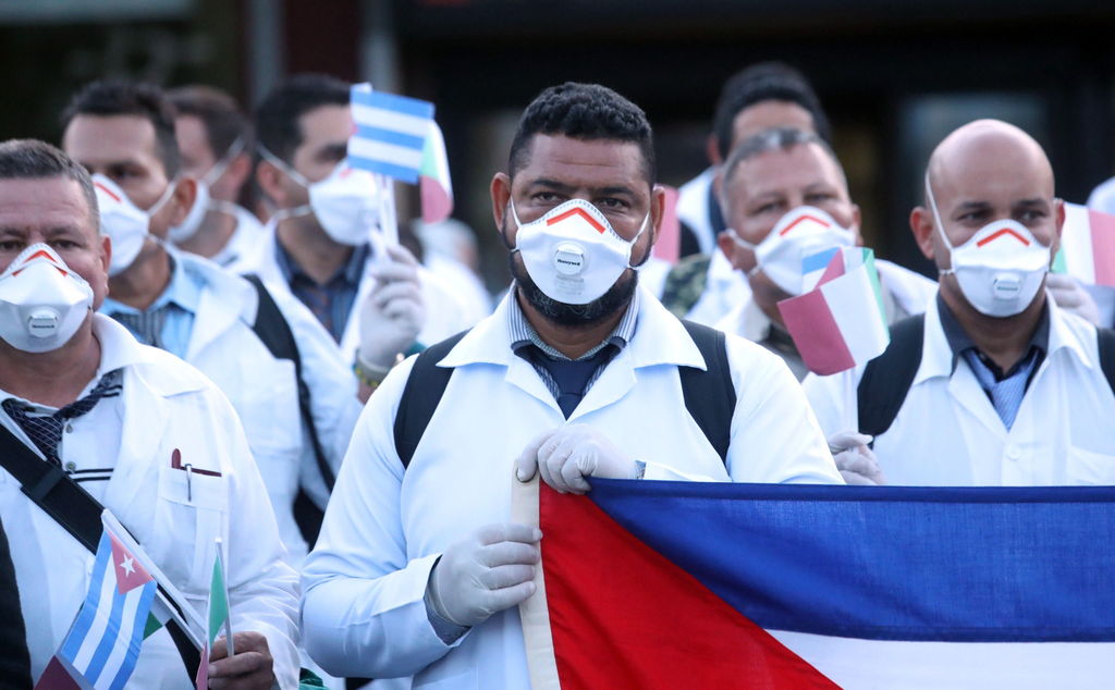 Doctores cubanos arriban a Italia para ayudar al personal médico de ese país a combatir el coronavirus. (EFE) 