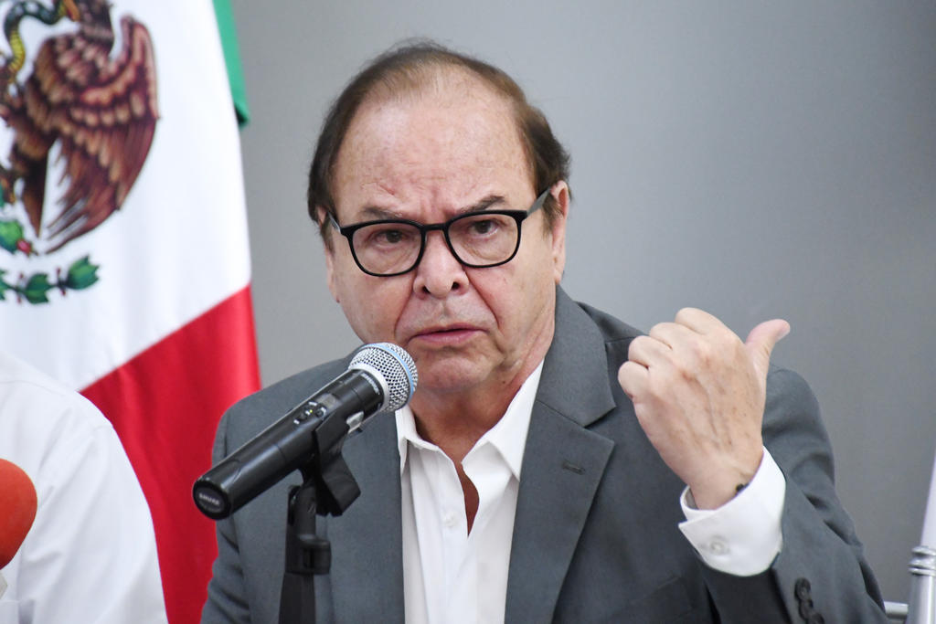 El secretario de Salud de Coahuila, Roberto Bernal, encabezó este medio día una conferencia de prensa en la que emitió diversas recomendaciones ante la contingencia. (ARCHIVO)