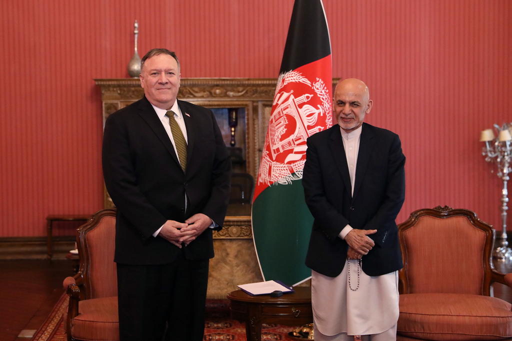 El presidente afgano Mohammad Ashraf Ghani (D) y el Secretario de Estado de EUA, Mike Pompeo (I). (EFE)  