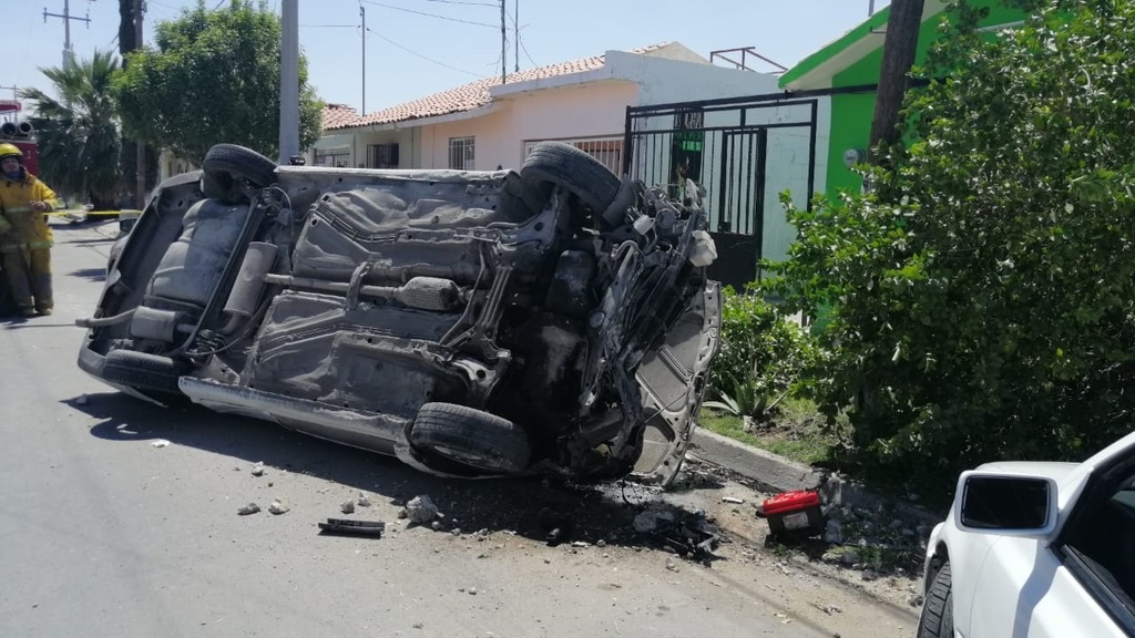 Jóvenes que jugaban carreras de autos en la vía pública protagonizaron una aparatosa volcadura. (EL SIGLO DE TORREÓN)